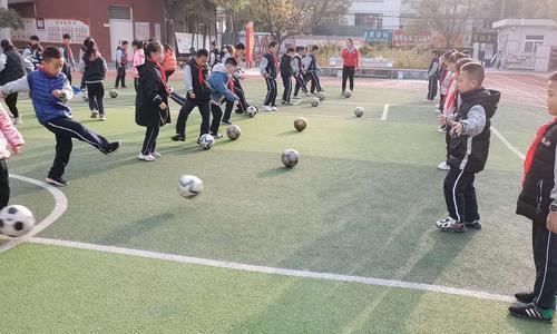 传球怎么练足球_足球新手传球技巧_足球新手入门教学传球