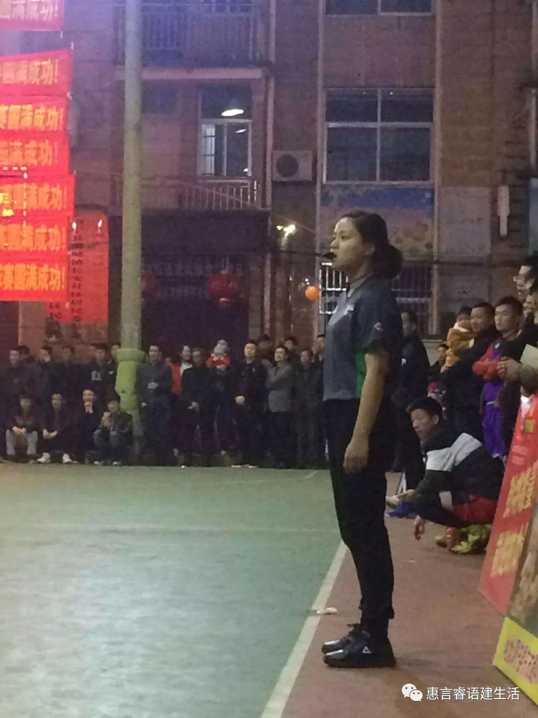 篮球双手竖大拇指_篮球比赛裁判竖大拇指_篮球比赛规则手势竖大拇指