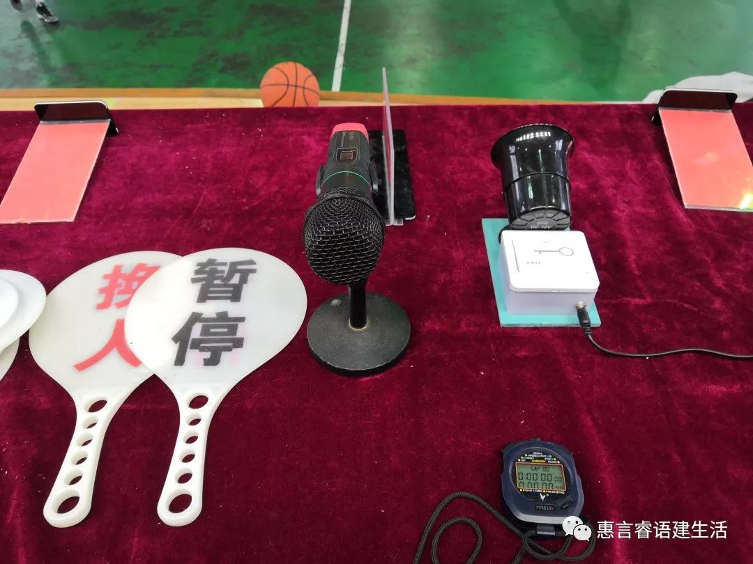 篮球双手竖大拇指_篮球比赛裁判竖大拇指_篮球比赛规则手势竖大拇指