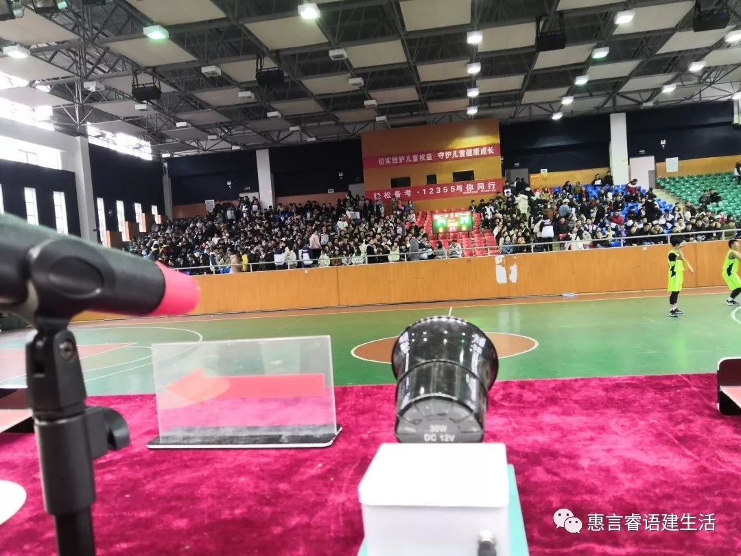 篮球双手竖大拇指_篮球比赛规则手势竖大拇指_篮球比赛裁判竖大拇指
