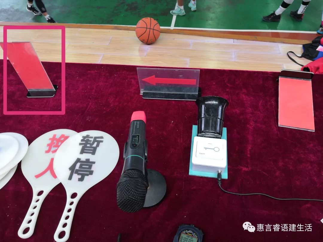 篮球双手竖大拇指_篮球比赛裁判竖大拇指_篮球比赛规则手势竖大拇指