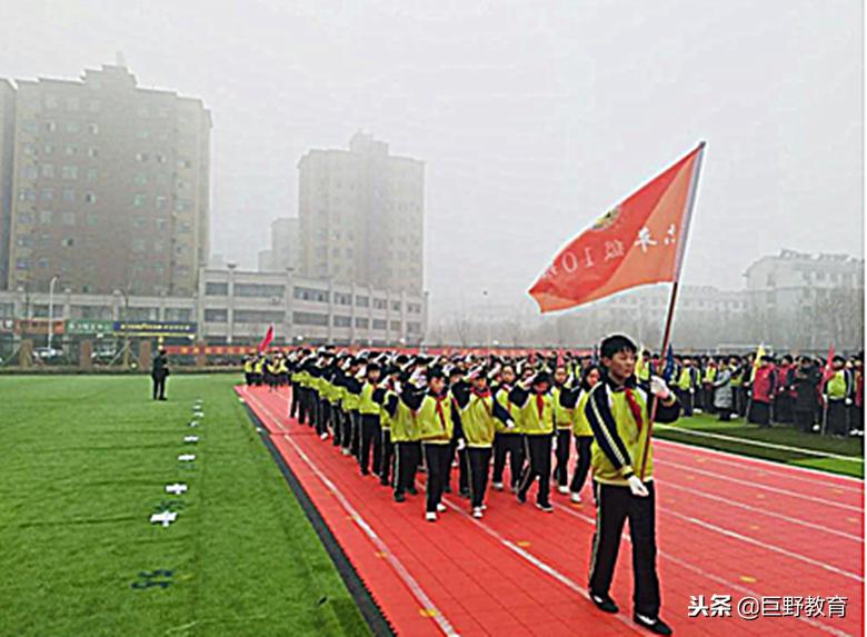 巨野县甘棠路佳信小学隆重举行2018年队