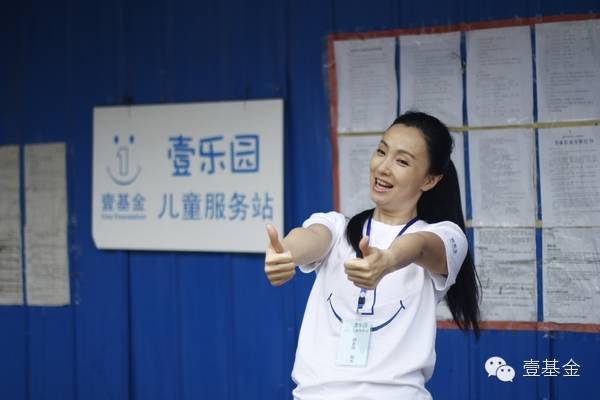 姜涵文游泳_姜文文游泳冠军是哪一年_姜文游泳照